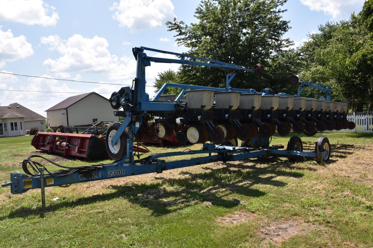 Kinze 2300 12/23 planter