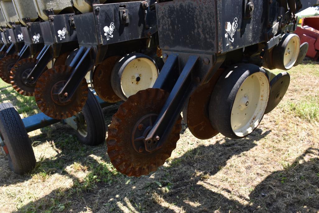 Kinze 2300 12/23 planter