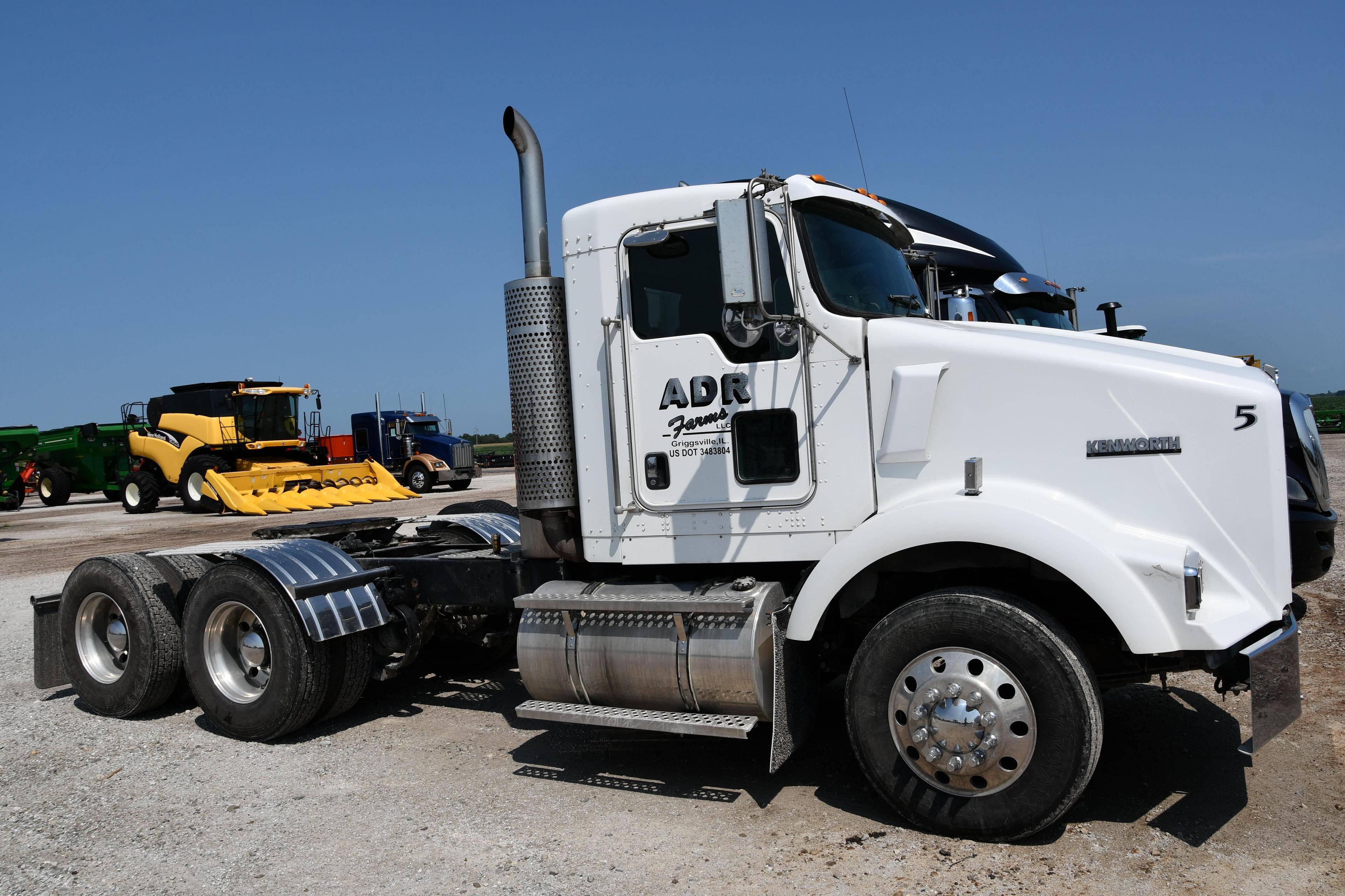 2005 Kenworth T800 day cab semi