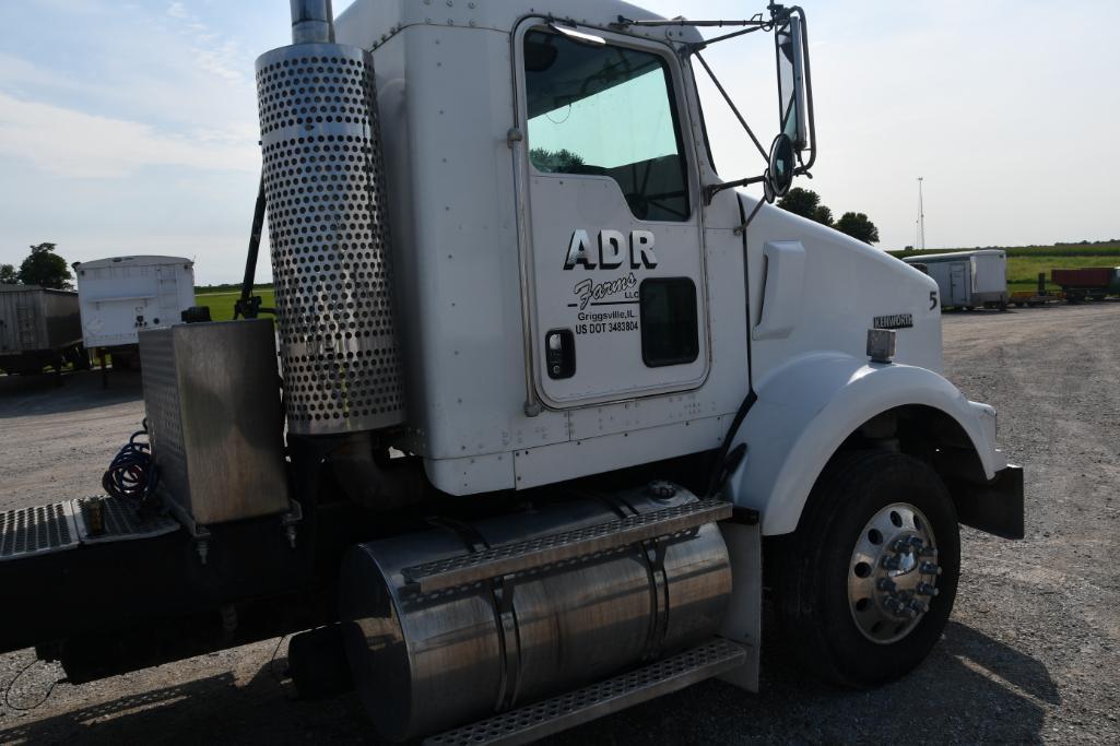 2005 Kenworth T800 day cab semi