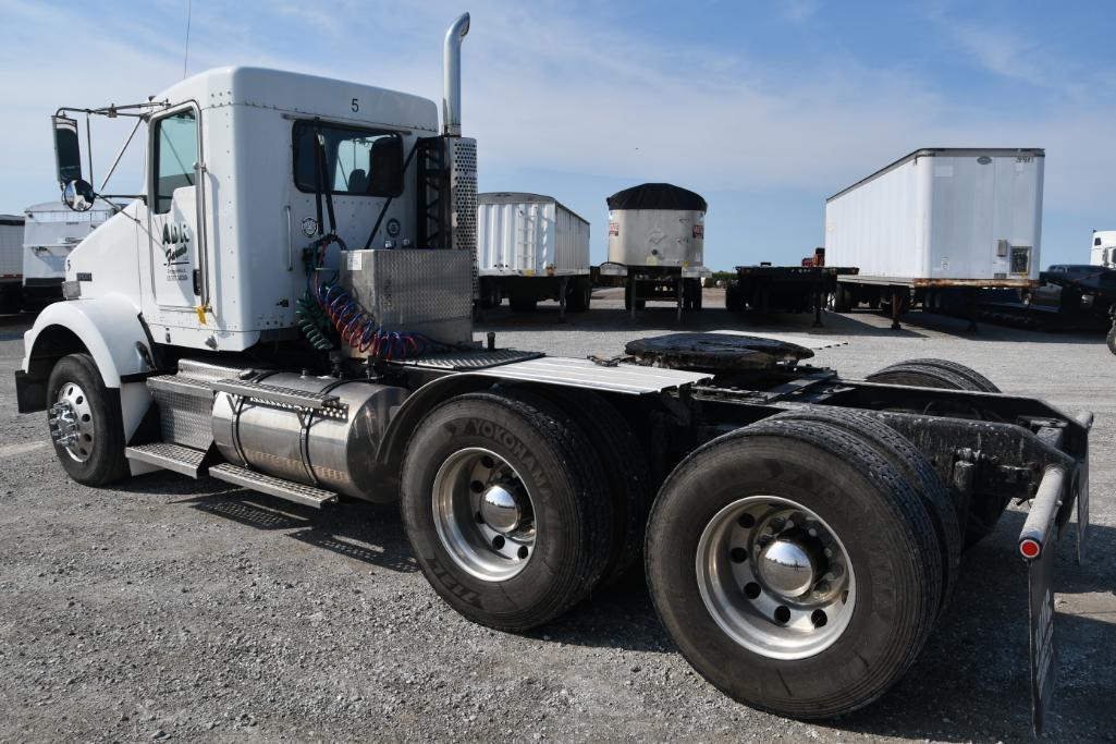 2005 Kenworth T800 day cab semi