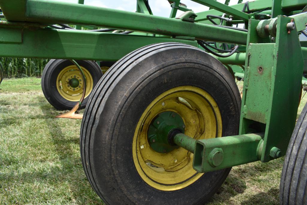 John Deere 960 27' field cultivator