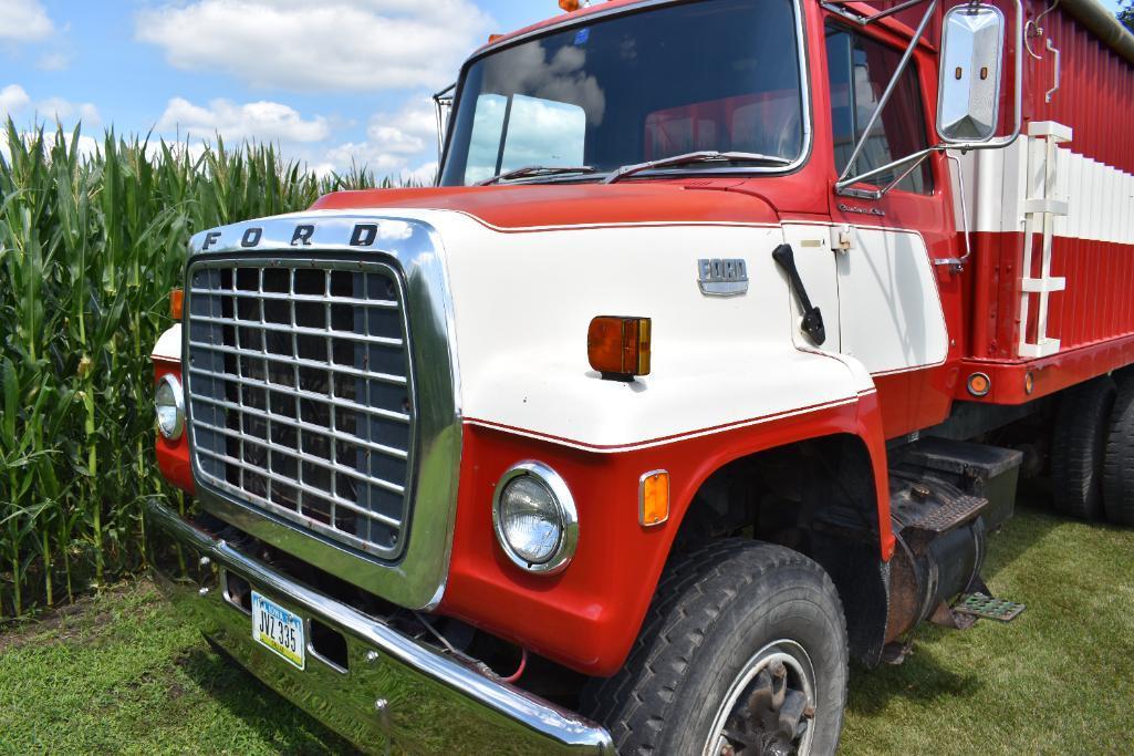 1977 Ford 800 tandem axle grain truck