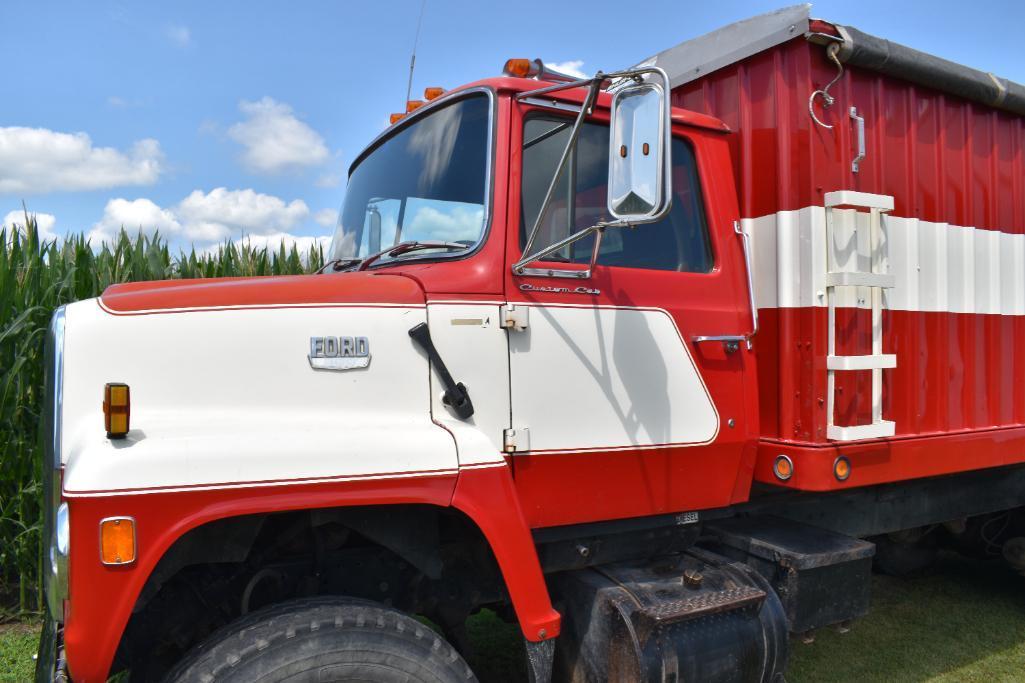 1977 Ford 800 tandem axle grain truck