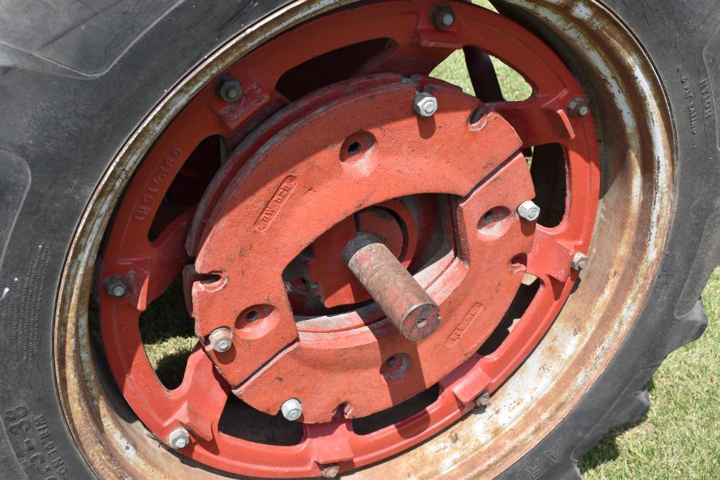 1973 International Farmall 666 2WD tractor