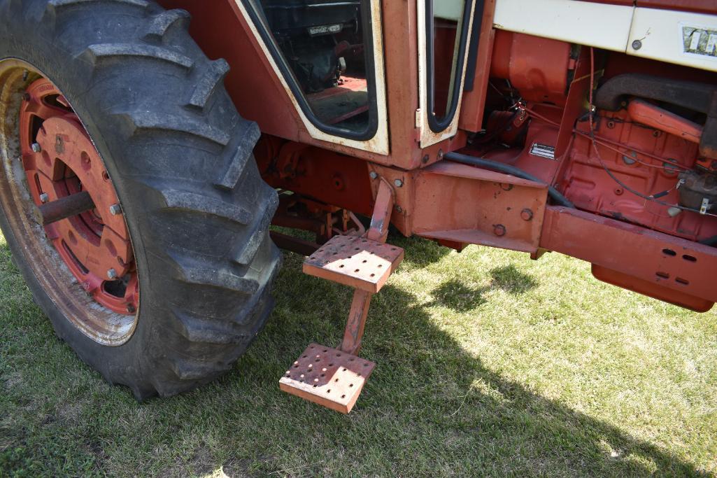 1973 International Farmall 666 2WD tractor