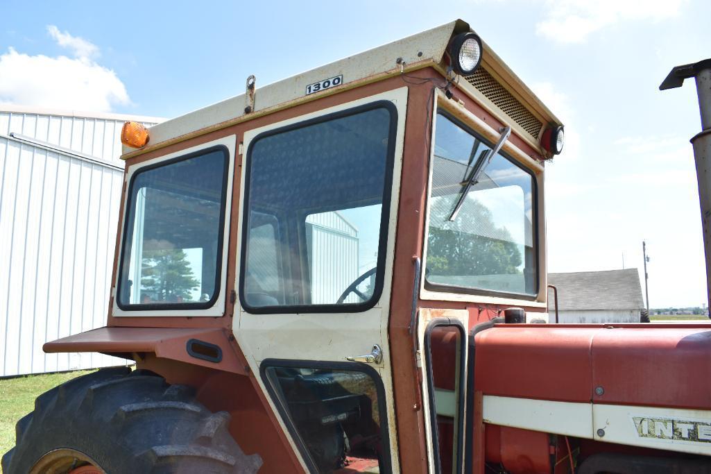 1973 International Farmall 666 2WD tractor