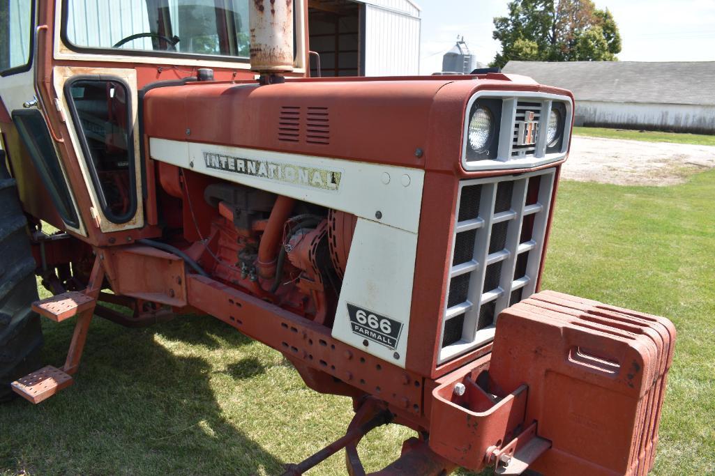 1973 International Farmall 666 2WD tractor