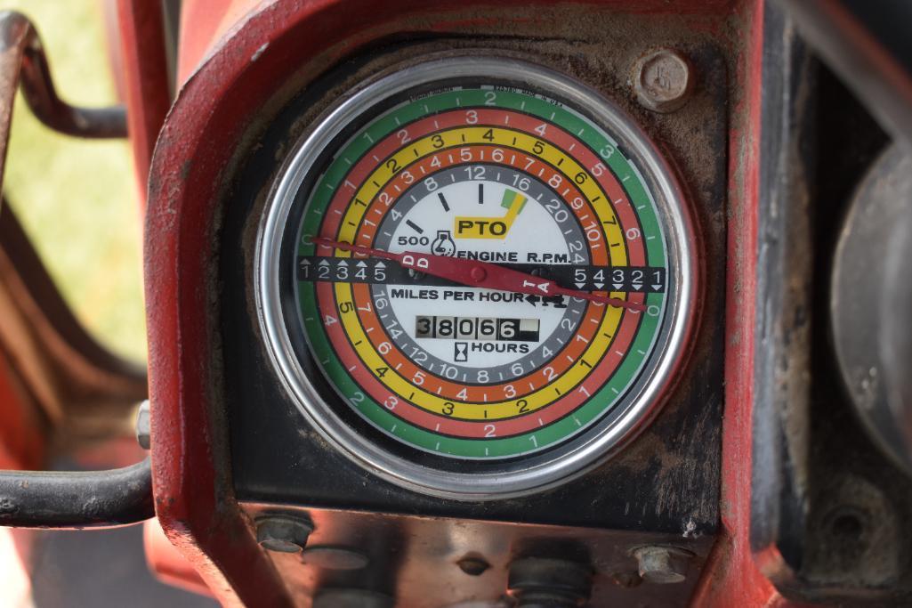 1973 International Farmall 666 2WD tractor