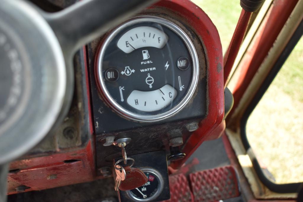 1973 International Farmall 666 2WD tractor