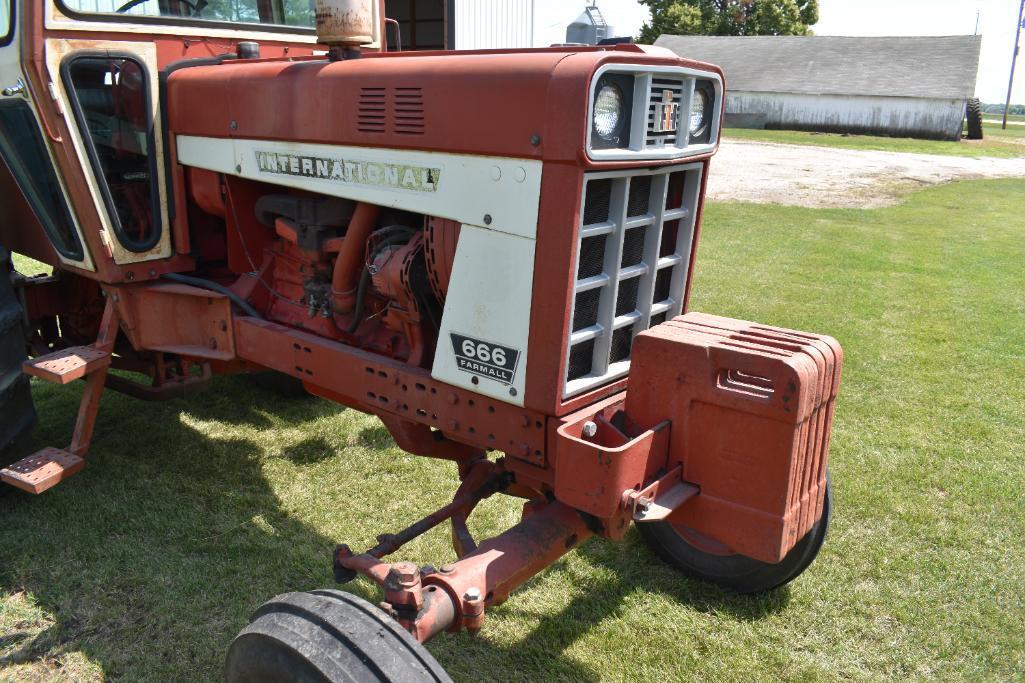 1973 International Farmall 666 2WD tractor