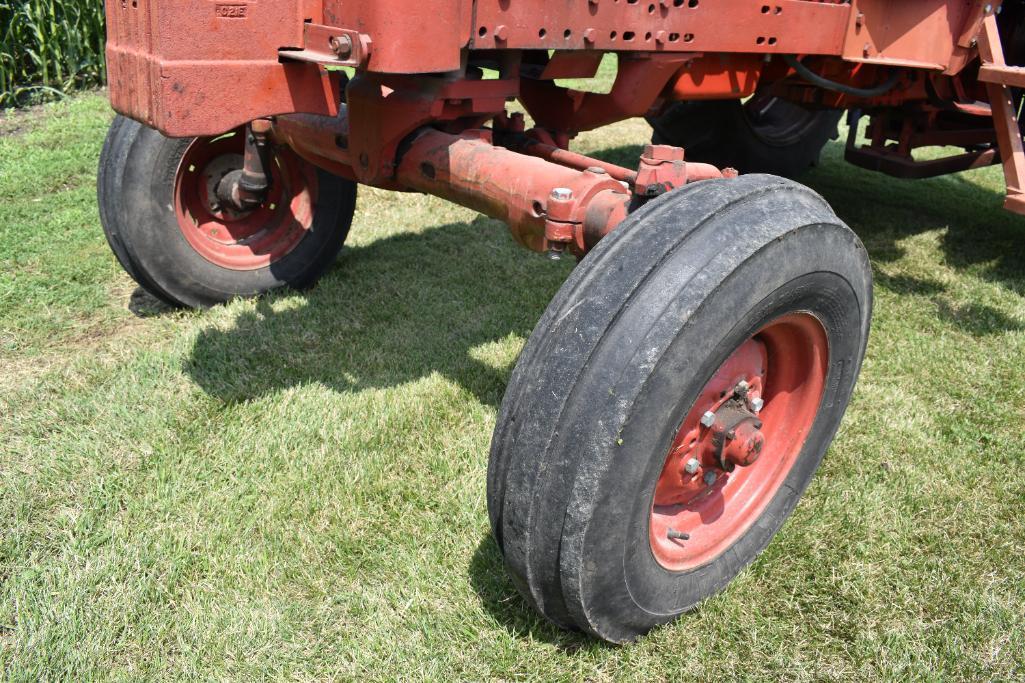 1973 International Farmall 666 2WD tractor