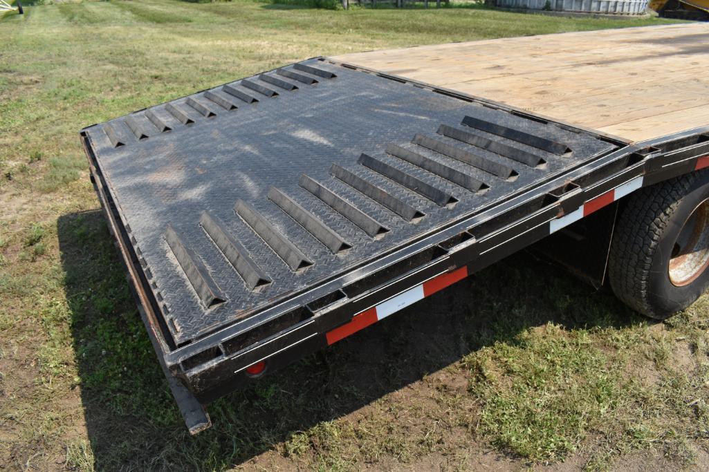 2002 Mustang Trailers 25' flatbed trailer