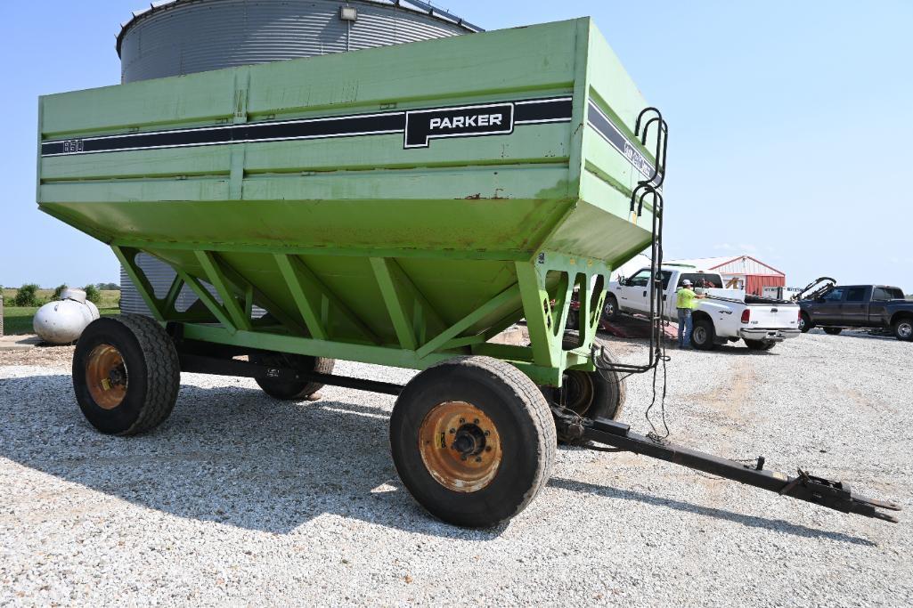 Parker 650 gravity wagon on Parker running gear