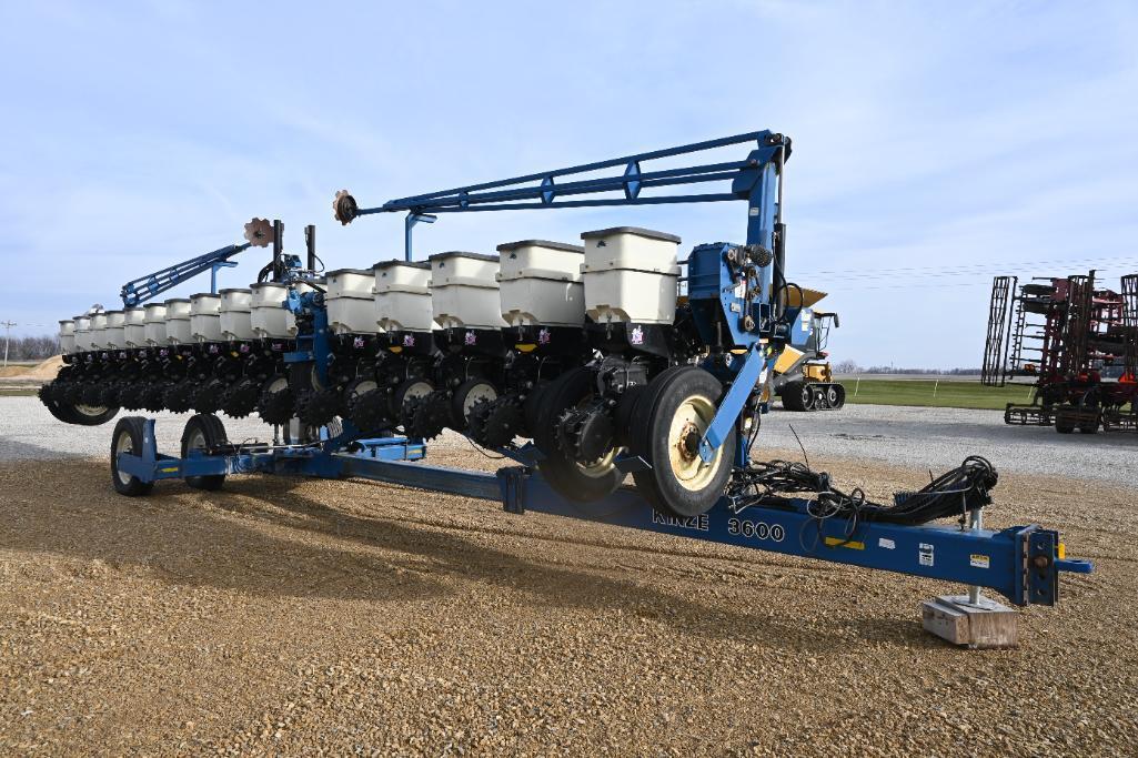 2002 Kinze 3600 16 row 30" planter