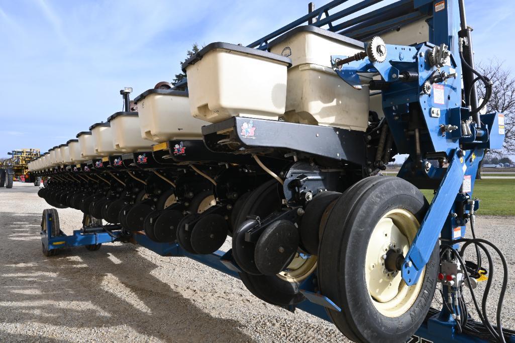 2009 Kinze 3600 16 row 30" planter