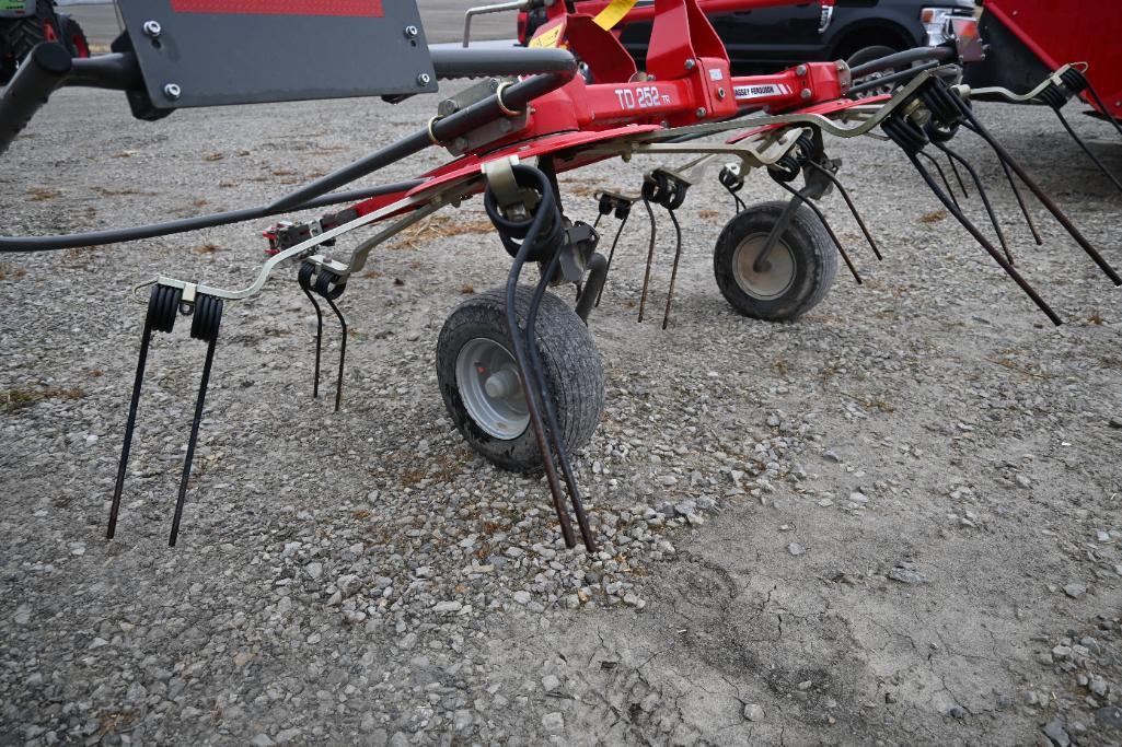 2018 Massey Ferguson MFTD252 2 basket hay tedder