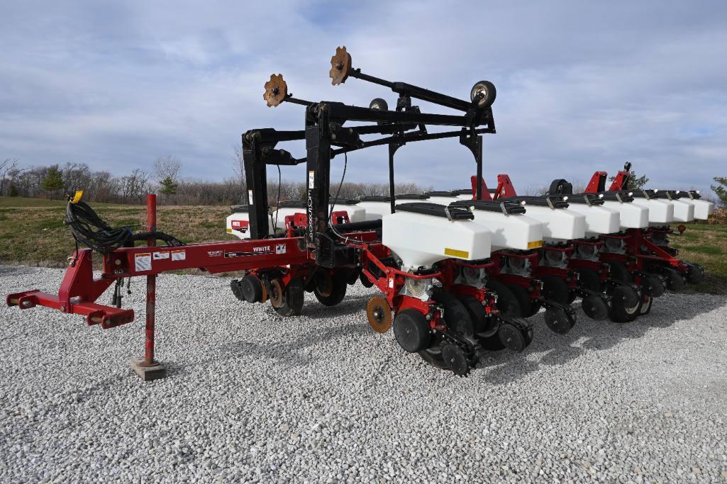 2005 White 8186 16 row 30" planter