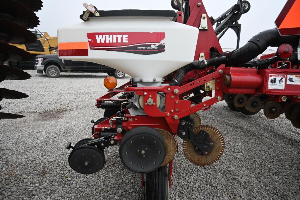 2005 White 8186 16 row 30" planter