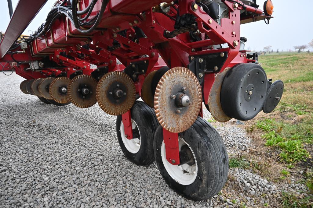 2005 White 8186 16 row 30" planter