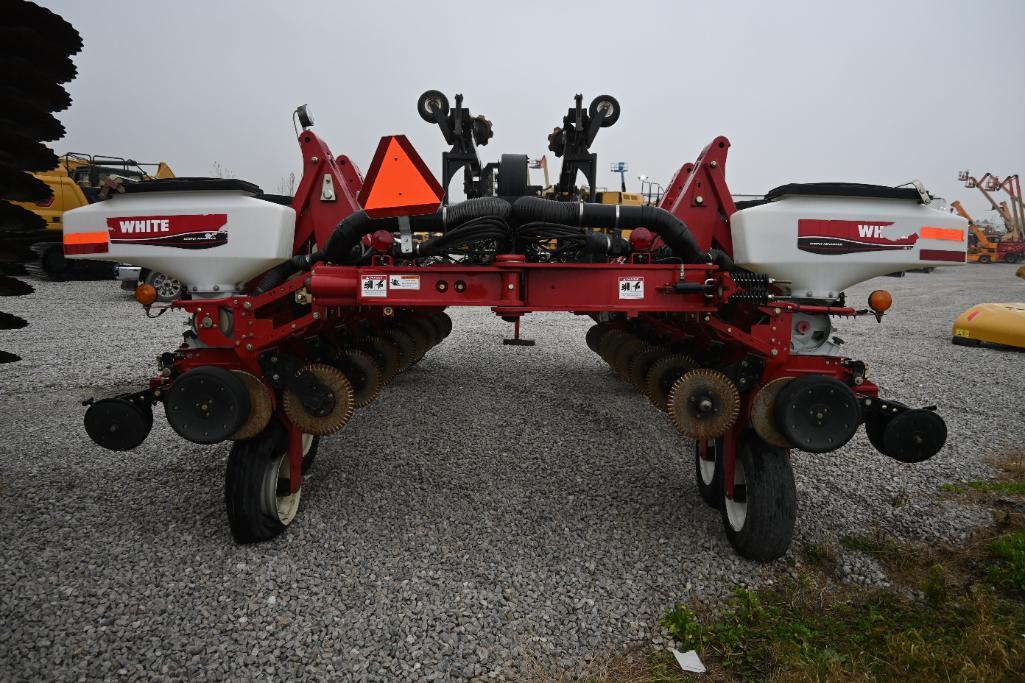 2005 White 8186 16 row 30" planter