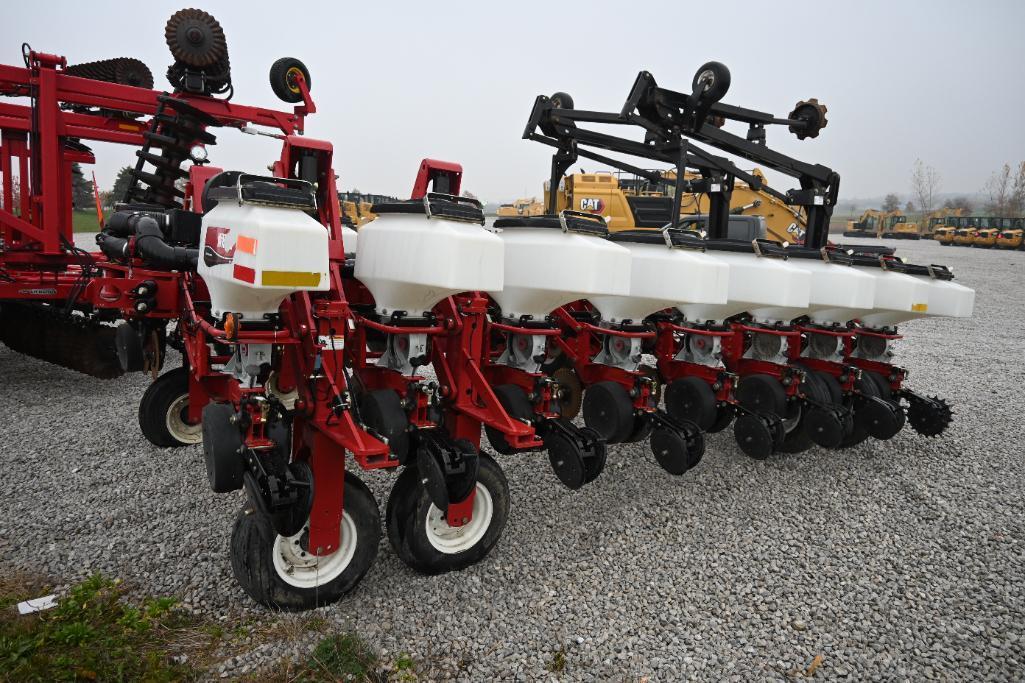 2005 White 8186 16 row 30" planter