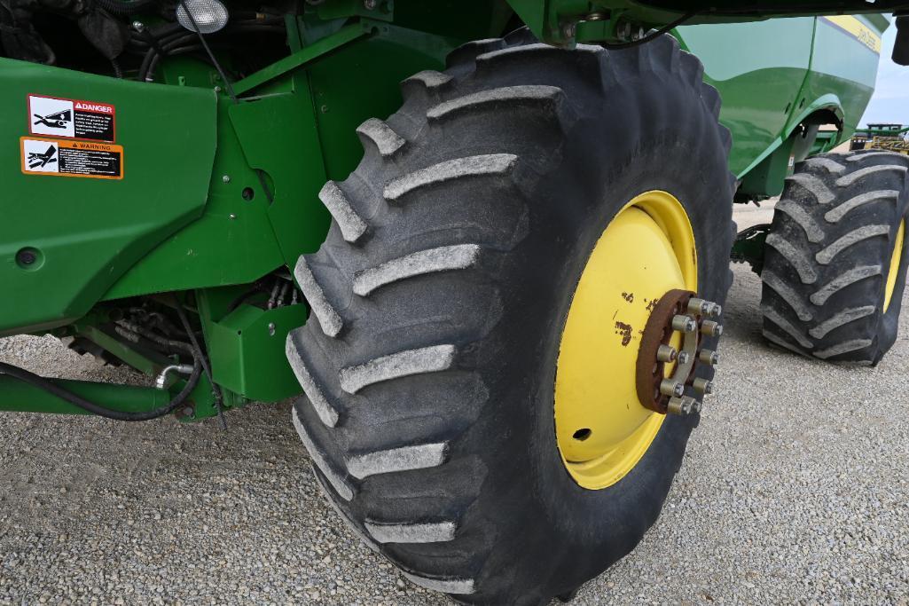 2013 John Deere S680 4wd combine