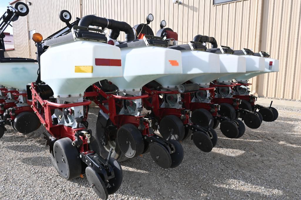 2002 White 8524 24 row 30" planter