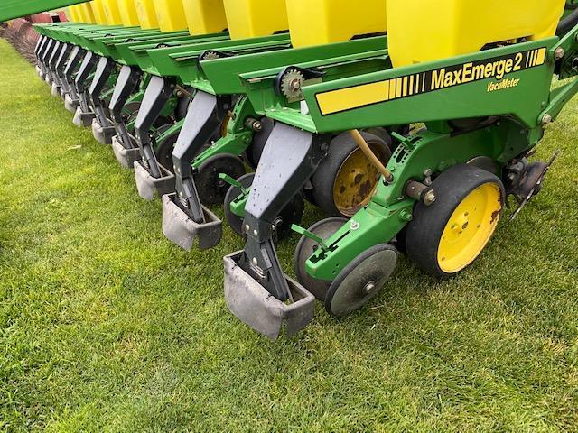 JD 7300 7300 12 row 22" planter...stack-fold 3-pt. planter