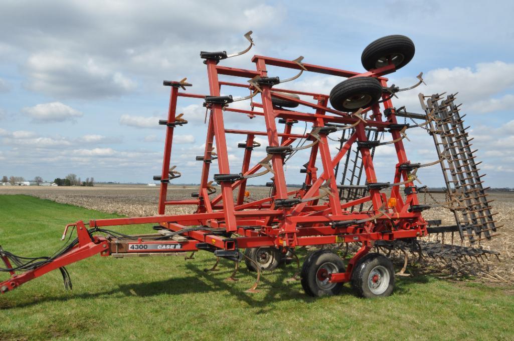 Case-IH 4300 29' field cultivator