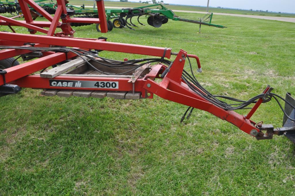 Case-IH 4300 29' field cultivator