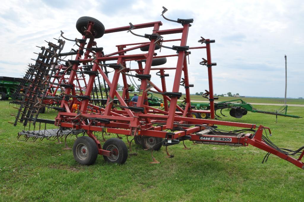 Case-IH 4300 29' field cultivator