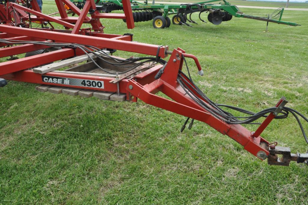 Case-IH 4300 29' field cultivator