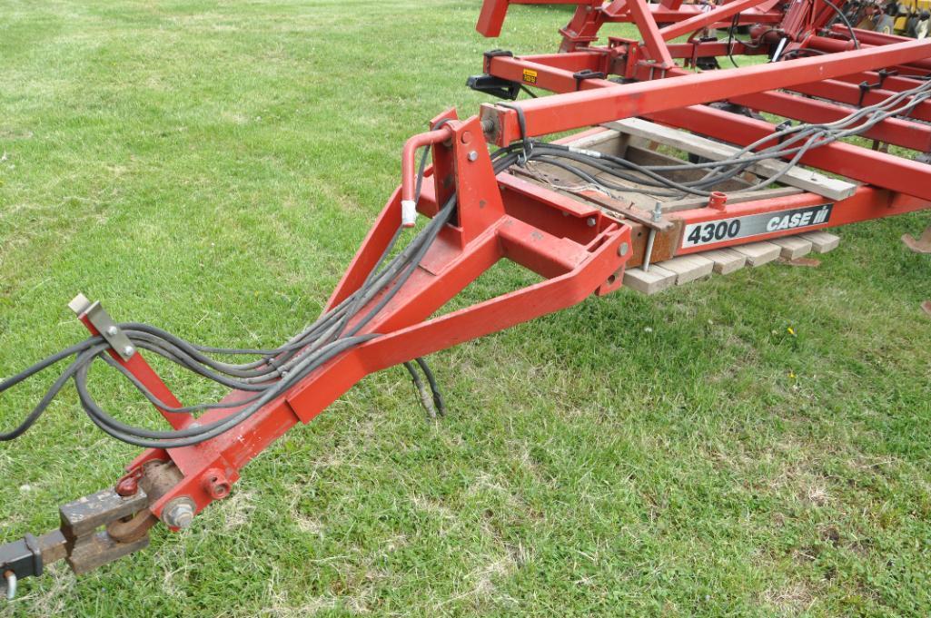 Case-IH 4300 29' field cultivator