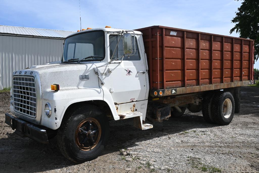 1982 Ford F7000 grain truck