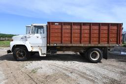 1982 Ford F7000 grain truck