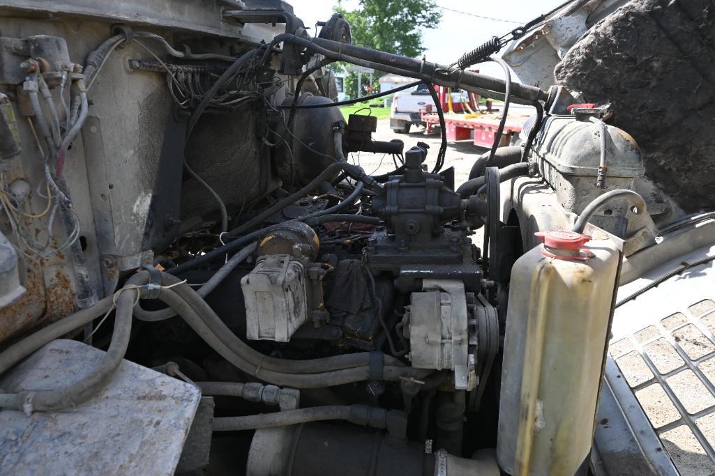 1982 Ford F7000 grain truck