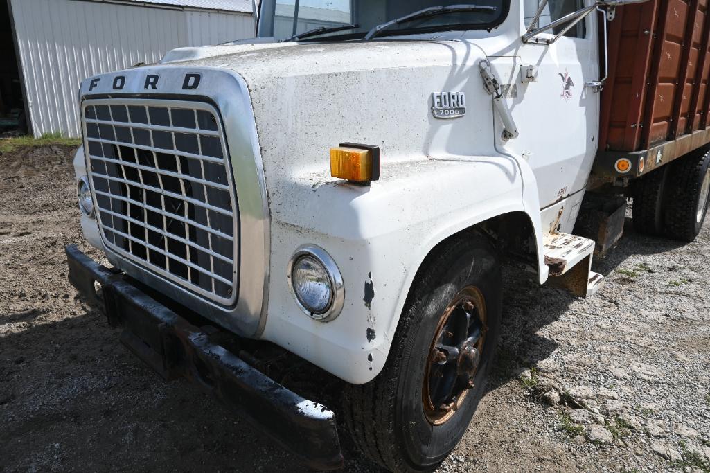 1982 Ford F7000 grain truck