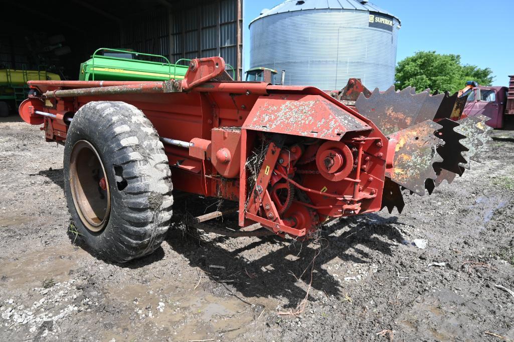 New Holland 518 manure spreader