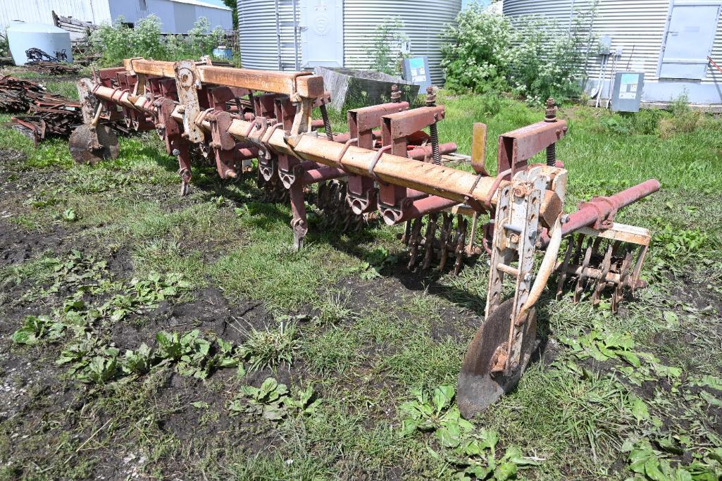 Lilliston 3-pt. 6 row 30" cultivator