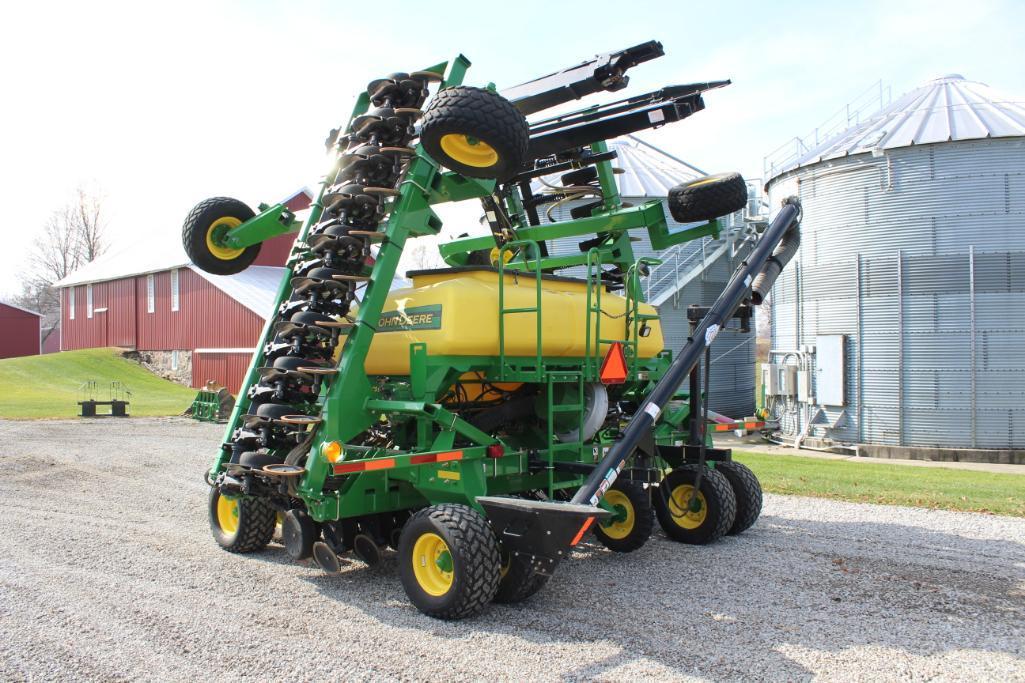 2011 John Deere 1990 40' CCS air seeder