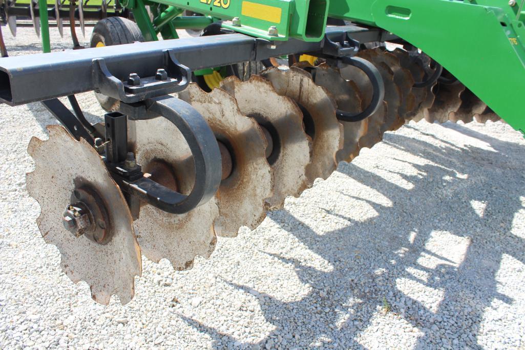 2013 John Deere 2720 7-shank disc ripper