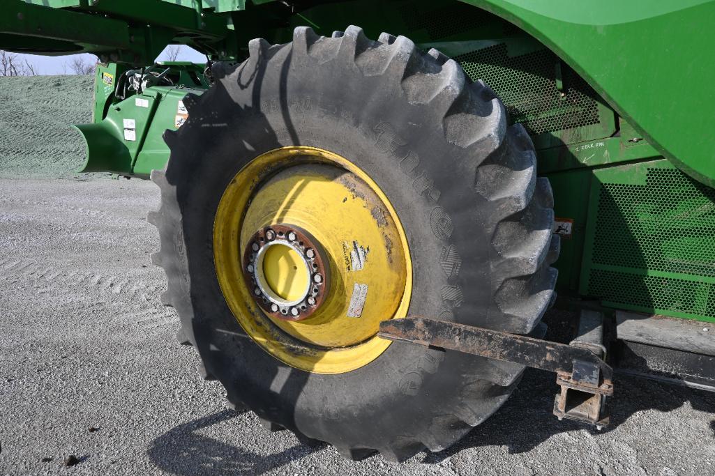 2017 John Deere S680 4wd combine