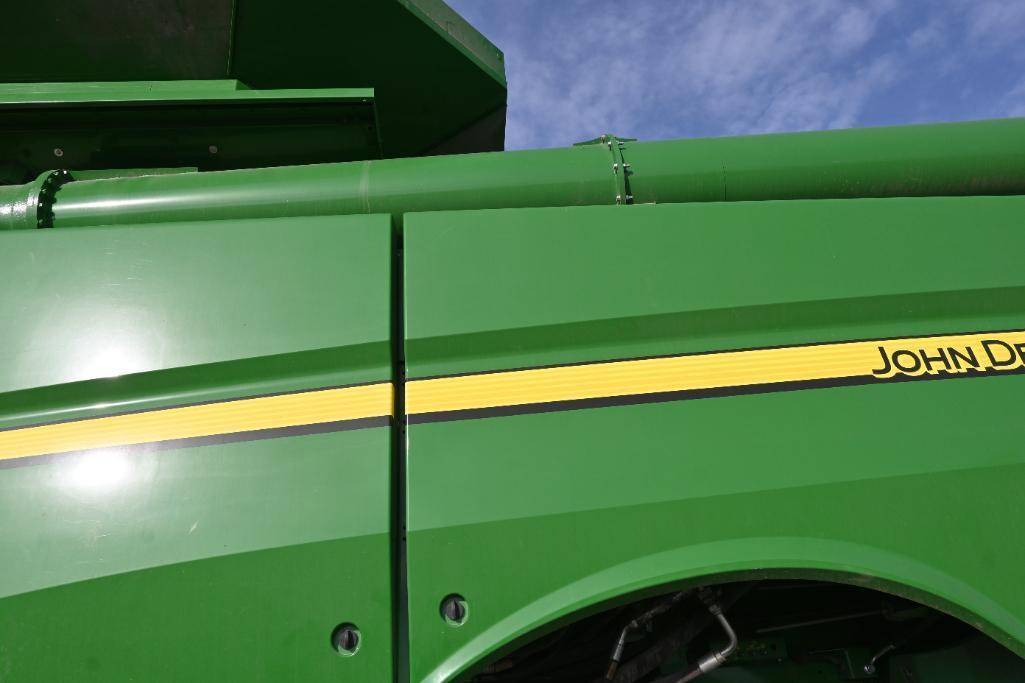 2017 John Deere S680 4wd combine