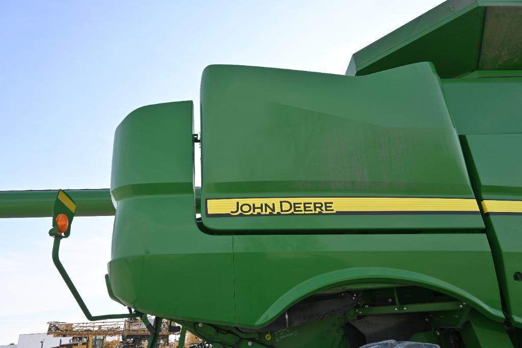 2017 John Deere S680 4wd combine