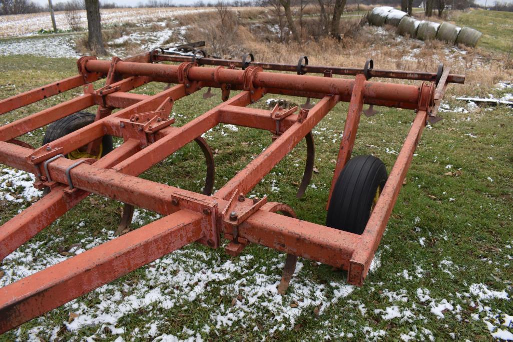 Brady 10? pull type chisel plow, 6 shank leveler