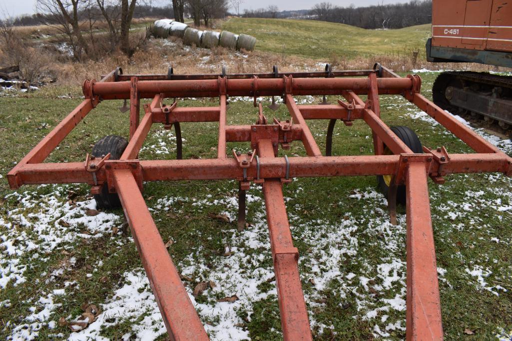 Brady 10? pull type chisel plow, 6 shank leveler