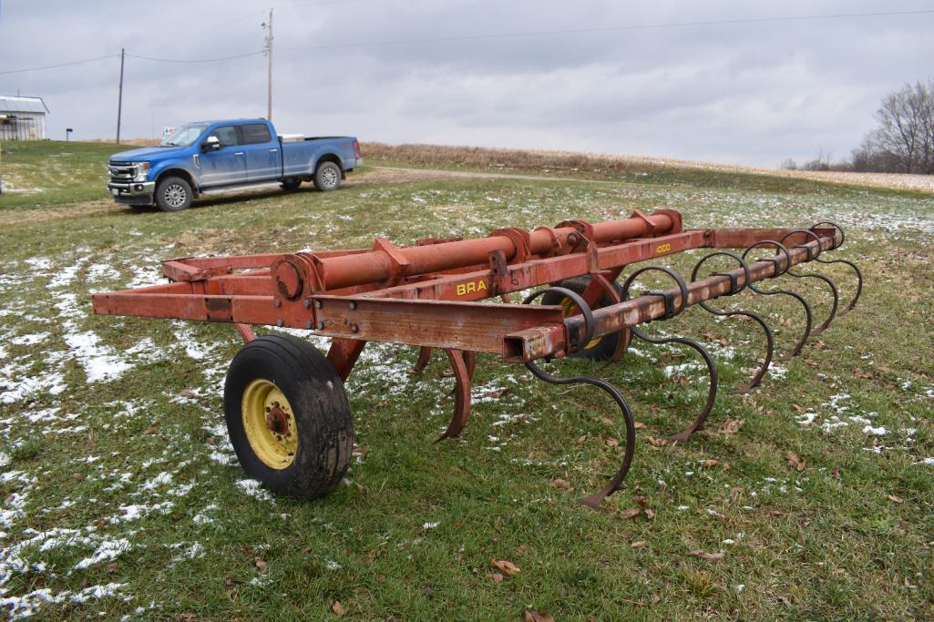 Brady 10? pull type chisel plow, 6 shank leveler