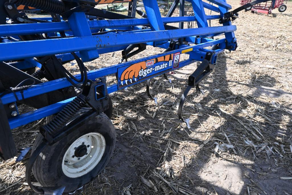 DMI Tiger-Mate II 32' field cultivator