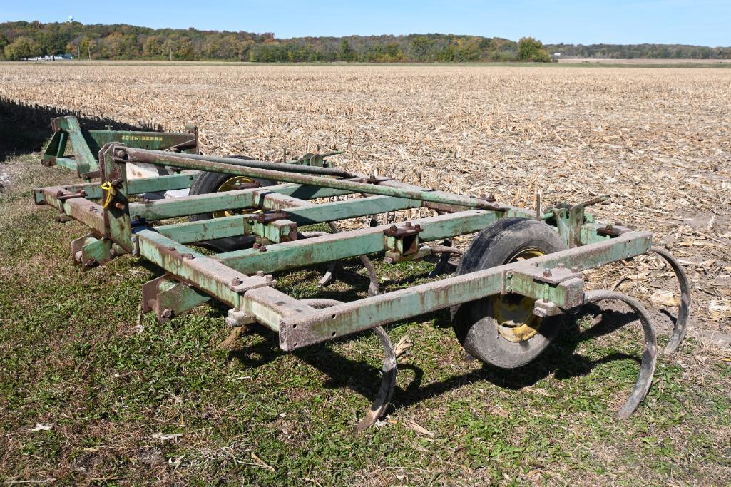 John Deere 1600 12-shank 3-pt. chisel plow